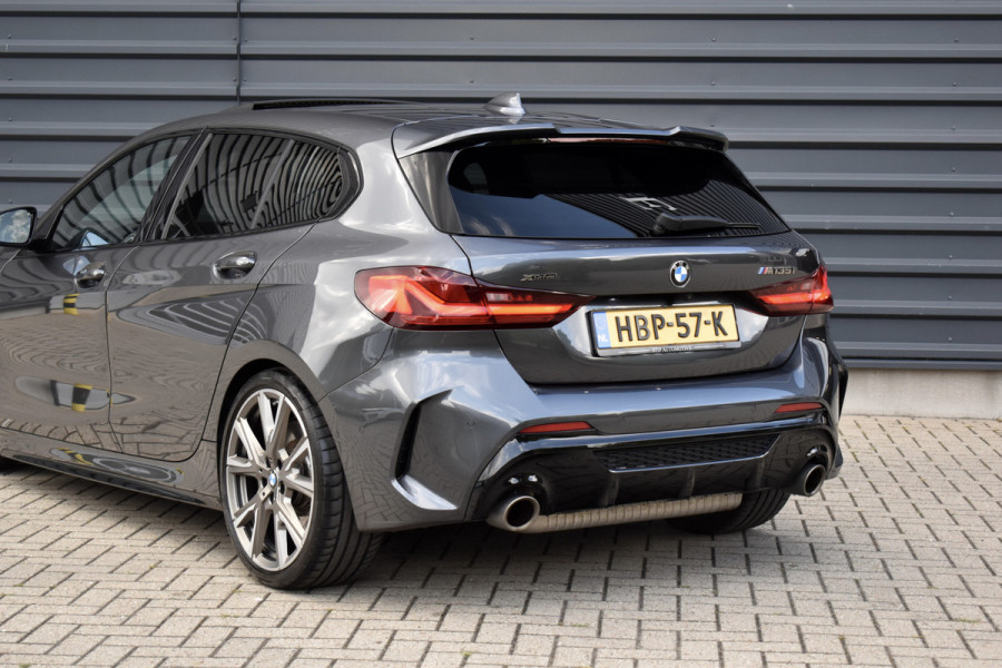 BMW 1 Serie M135i xDrive 306pk | Pano | Harman/Kardon | Head-Up | 19'' Wielen | Stuur + Stoelverwarming |