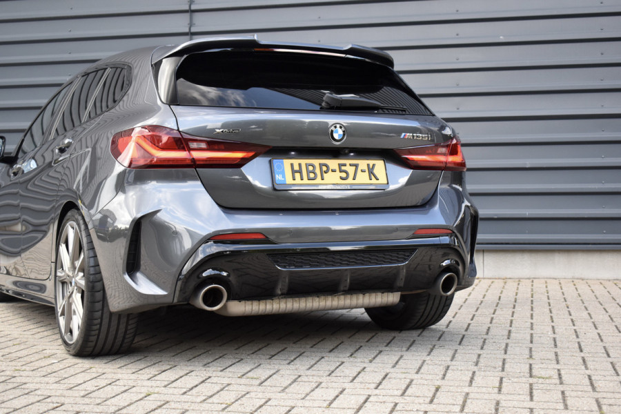 BMW 1 Serie M135i xDrive 306pk | Pano | Harman/Kardon | Head-Up | 19'' Wielen | Stuur + Stoelverwarming |