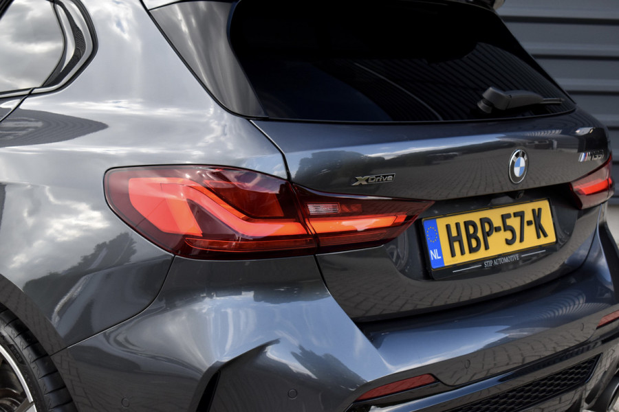 BMW 1 Serie M135i xDrive 306pk | Pano | Harman/Kardon | Head-Up | 19'' Wielen | Stuur + Stoelverwarming |