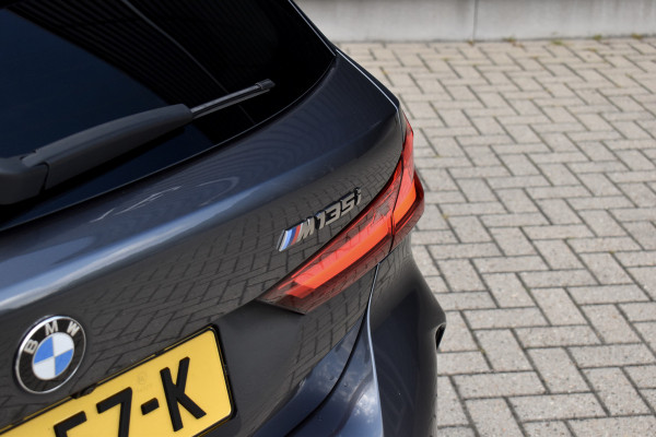 BMW 1 Serie M135i xDrive 306pk | Pano | Harman/Kardon | Head-Up | 19'' Wielen | Stuur + Stoelverwarming |