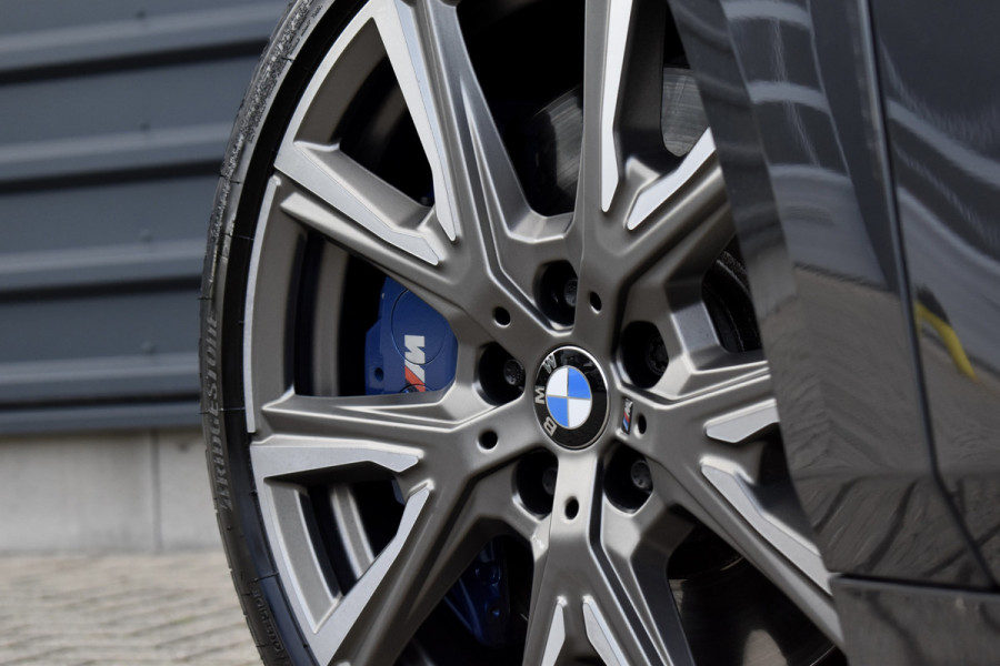 BMW 1 Serie M135i xDrive 306pk | Pano | Harman/Kardon | Head-Up | 19'' Wielen | Stuur + Stoelverwarming |