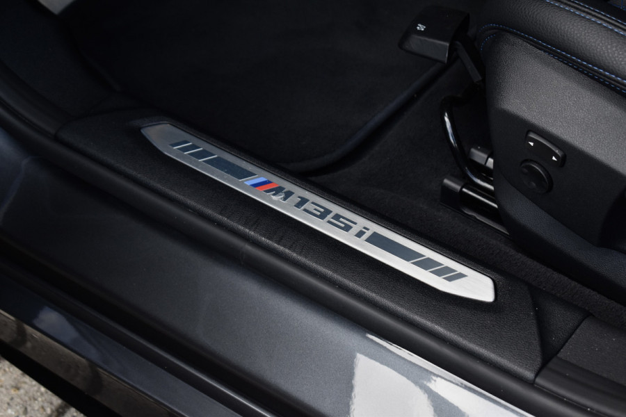 BMW 1 Serie M135i xDrive 306pk | Pano | Harman/Kardon | Head-Up | 19'' Wielen | Stuur + Stoelverwarming |