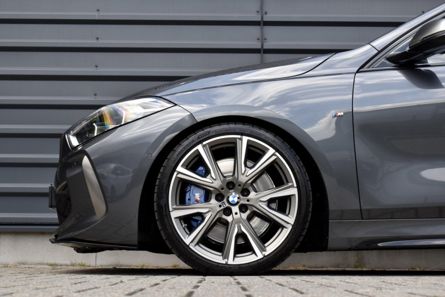 BMW 1 Serie M135i xDrive 306pk | Pano | Harman/Kardon | Head-Up | 19'' Wielen | Stuur + Stoelverwarming |
