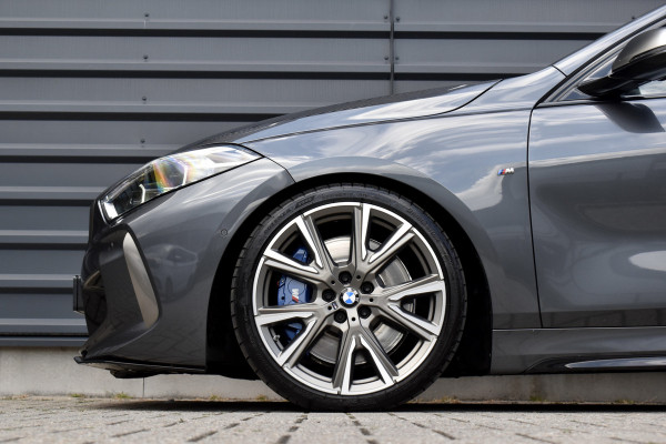 BMW 1 Serie M135i xDrive 306pk | Pano | Harman/Kardon | Head-Up | 19'' Wielen | Stuur + Stoelverwarming |