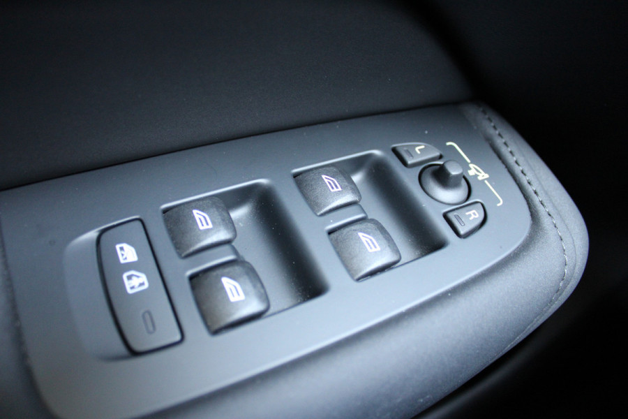 Volvo XC60 2.0 T8 Ultra Bright | Luchtvering | Massage | H/K | Head-Up