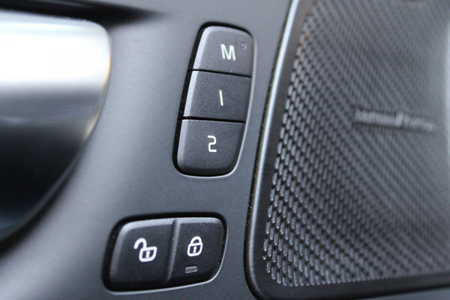 Volvo XC60 2.0 T8 Ultra Bright | Luchtvering | Massage | H/K | Head-Up