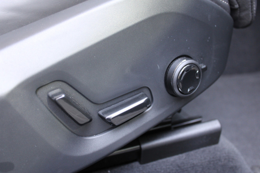 Volvo XC60 2.0 T8 Ultra Bright | Luchtvering | Massage | H/K | Head-Up