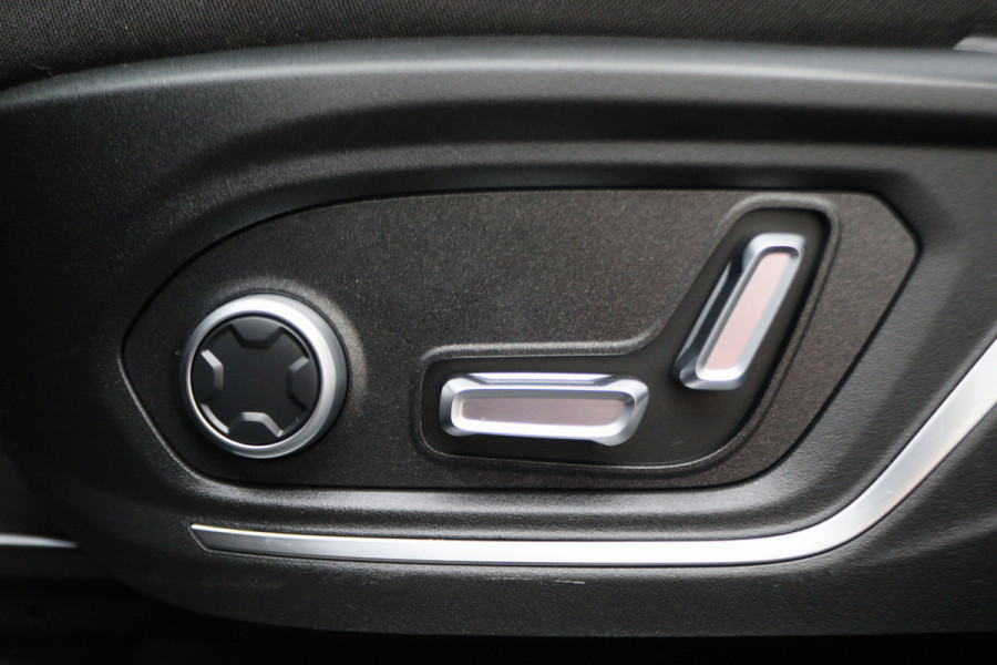 Lynk & Co 01 1.5 360° Camera, Panoramadak, Apple Carplay, ACC, Keyless, Zwarte hemel,, LED, 20''