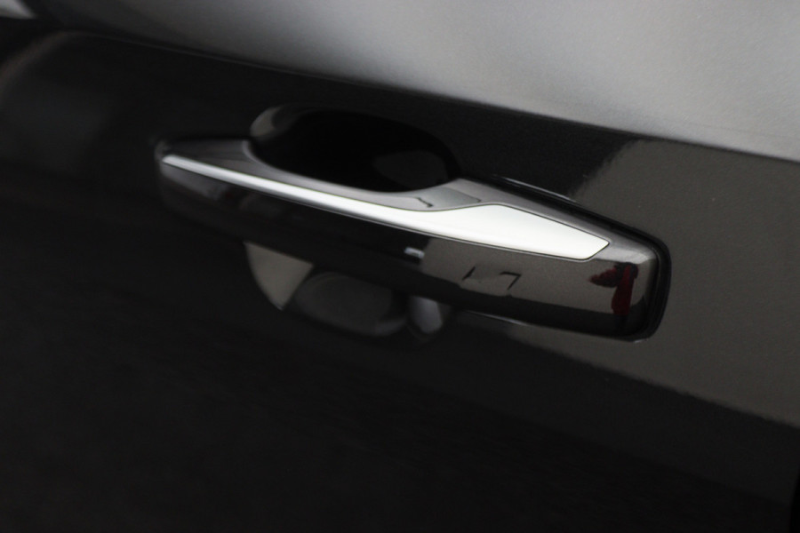 Lynk & Co 01 1.5 360° Camera, Panoramadak, Apple Carplay, ACC, Keyless, Zwarte hemel,, LED, 20''