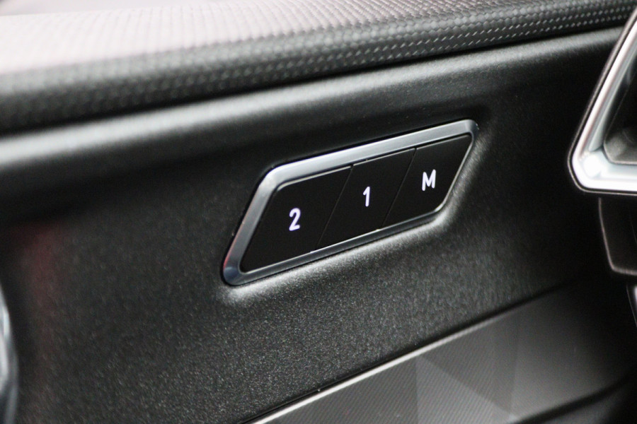 Lynk & Co 01 1.5 360° Camera, Panoramadak, Apple Carplay, ACC, Keyless, Zwarte hemel,, LED, 20''