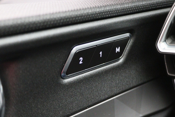 Lynk & Co 01 1.5 360° Camera, Panoramadak, Apple Carplay, ACC, Keyless, Zwarte hemel,, LED, 20''