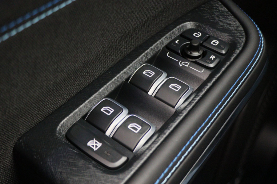 Lynk & Co 01 1.5 360° Camera, Panoramadak, Apple Carplay, ACC, Keyless, Zwarte hemel,, LED, 20''