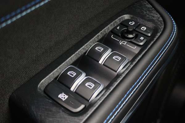 Lynk & Co 01 1.5 360° Camera, Panoramadak, Apple Carplay, ACC, Keyless, Zwarte hemel,, LED, 20''