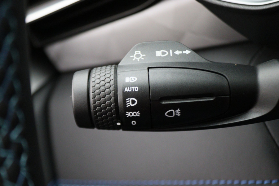 Lynk & Co 01 1.5 360° Camera, Panoramadak, Apple Carplay, ACC, Keyless, Zwarte hemel,, LED, 20''