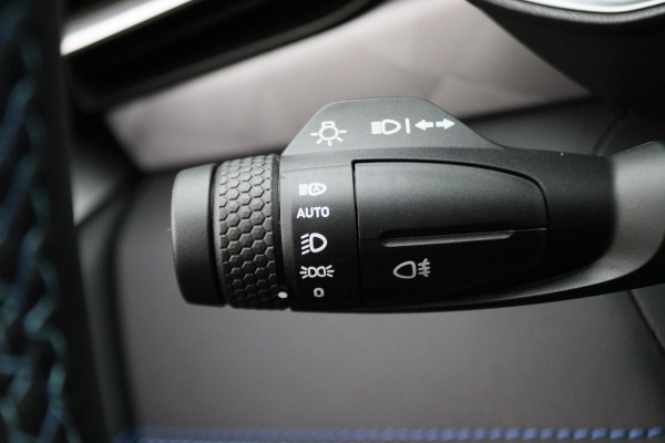 Lynk & Co 01 1.5 360° Camera, Panoramadak, Apple Carplay, ACC, Keyless, Zwarte hemel,, LED, 20''