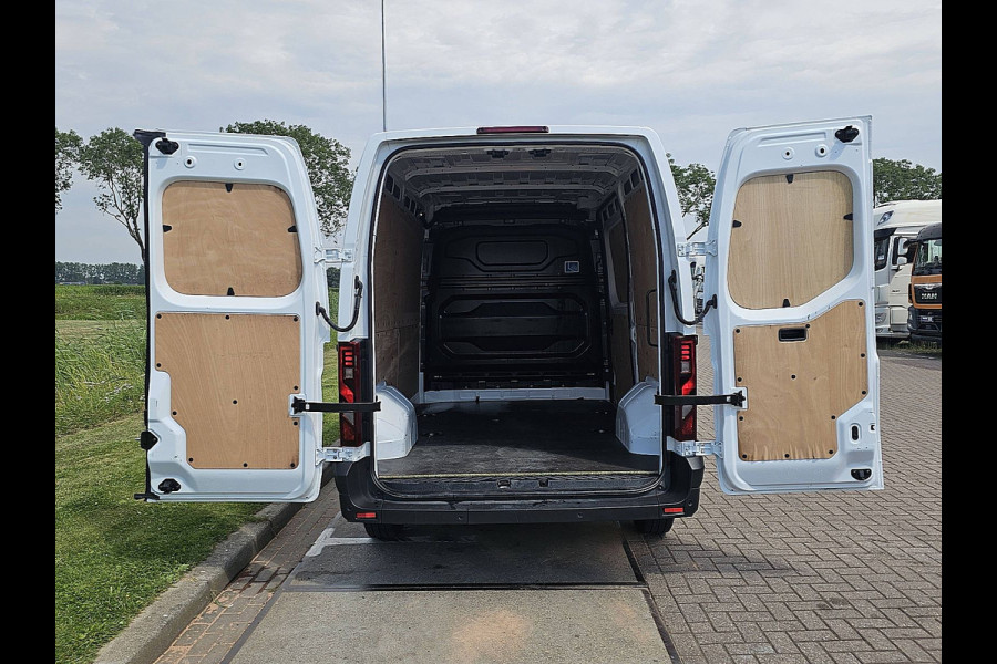 Renault Master T35 2.0 dCi 130 L2H2 Cruise control, Airco, Pdc, Carplay, Navi, Camera, 3,5t trekhaak, 3zits