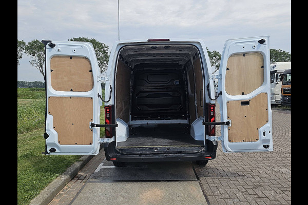 Renault Master T35 2.0 dCi 130 L2H2 Cruise control, Airco, Pdc, Carplay, Navi, Camera, 3,5t trekhaak, 3zits
