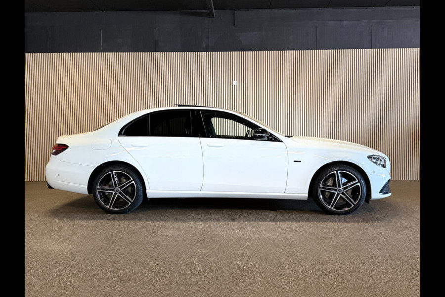 Mercedes-Benz E-Klasse 300e 4 Matic Avantgarde-PANORAMA-NIGHT-WIDESCREEN-CAMERA-SPOORPAKKET-COMPLEET
