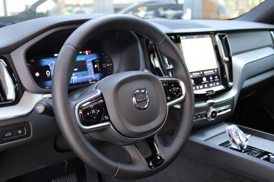 Volvo XC60 2.0 T6 Plug-in hybrid AWD Plus Black Edition | Panoramadak | H/K | Camera | Leder