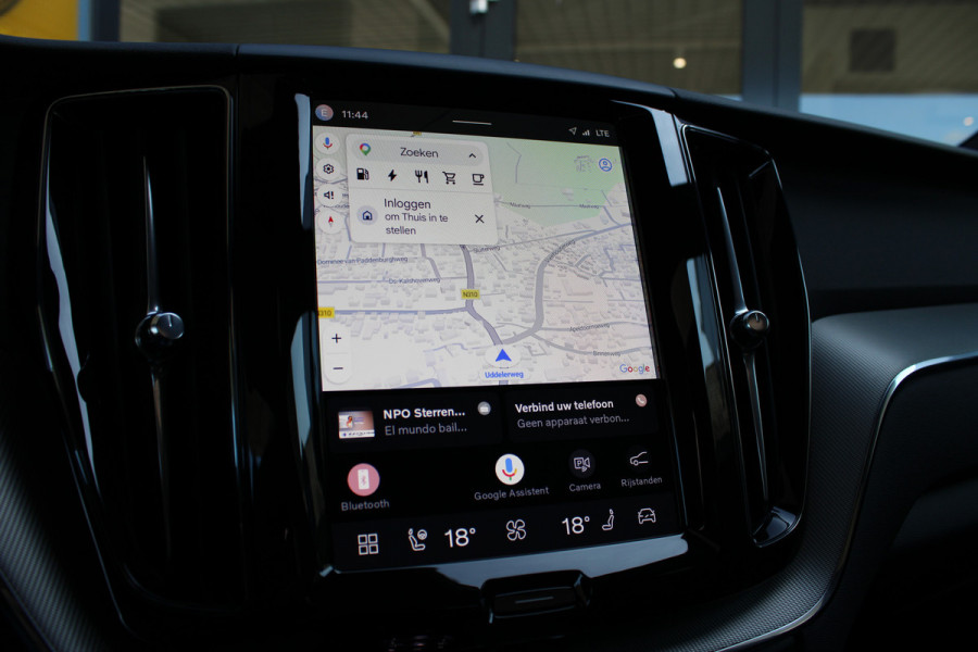 Volvo XC60 2.0 T6 Plug-in hybrid AWD Plus Black Edition | Panoramadak | H/K | Camera | Leder