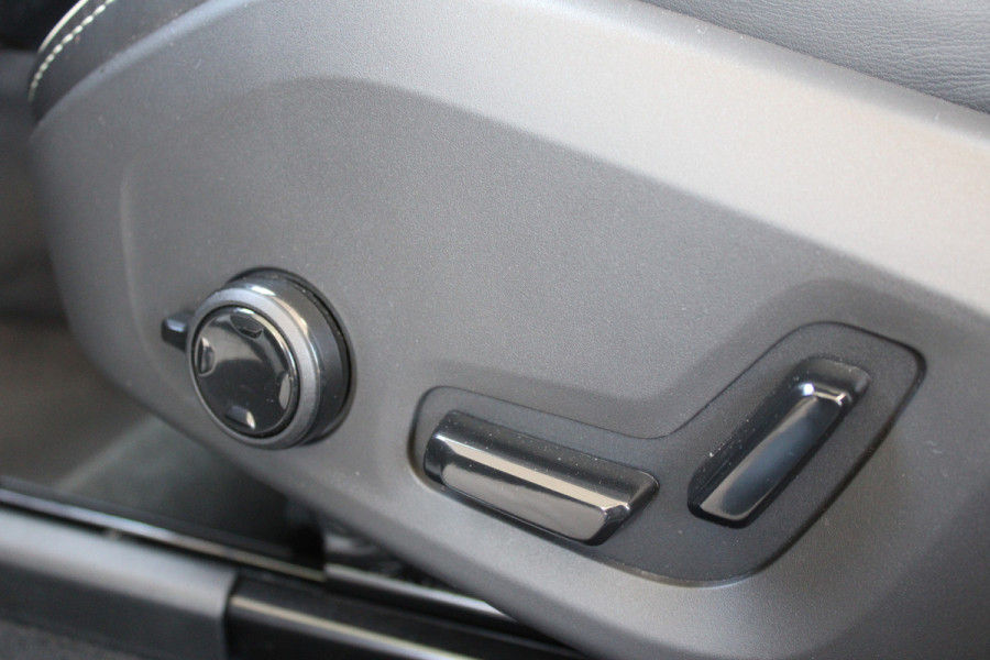 Volvo XC60 2.0 T6 Plug-in hybrid AWD Plus Black Edition | Panoramadak | H/K | Camera | Leder