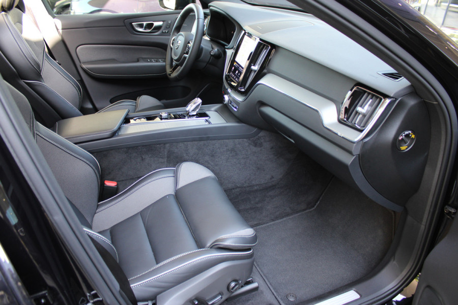 Volvo XC60 2.0 T6 Plug-in hybrid AWD Plus Black Edition | Panoramadak | H/K | Camera | Leder