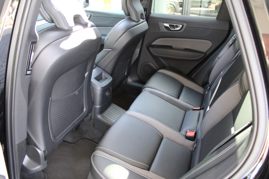 Volvo XC60 2.0 T6 Plug-in hybrid AWD Plus Black Edition | Panoramadak | H/K | Camera | Leder