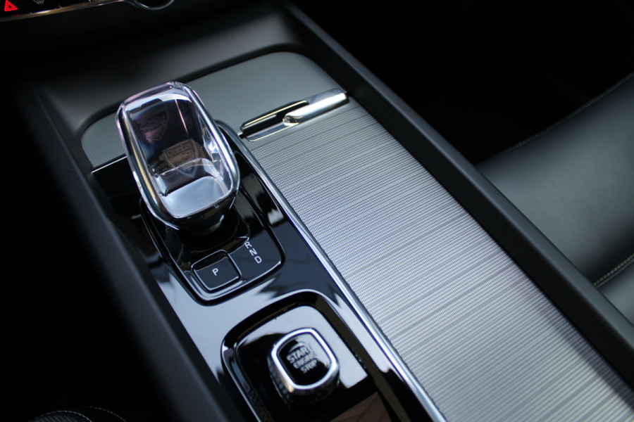 Volvo XC60 2.0 T6 Plug-in hybrid AWD Plus Black Edition | Panoramadak | H/K | Camera | Leder