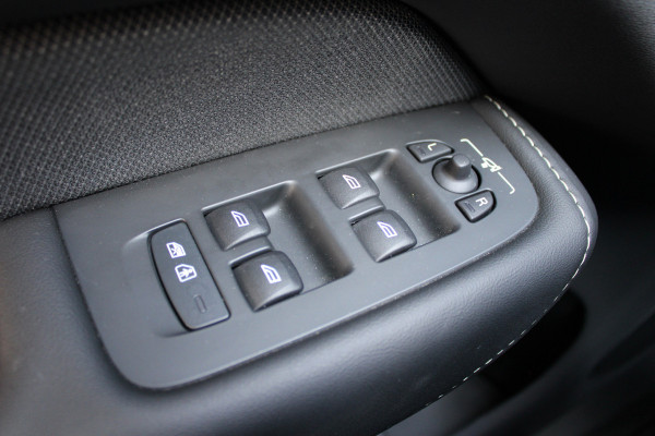 Volvo XC60 2.0 T6 Plug-in hybrid AWD Plus Black Edition | Panoramadak | H/K | Camera | Leder