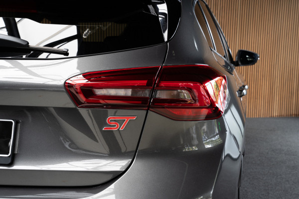 Ford Focus 2.3 EcoBoost ST PERFORMANCE LED-Matrix - AGR PERFORMACE Stoelen - Driver assistance pakket