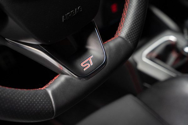Ford Focus 2.3 EcoBoost ST PERFORMANCE LED-Matrix - AGR PERFORMACE Stoelen - Driver assistance pakket