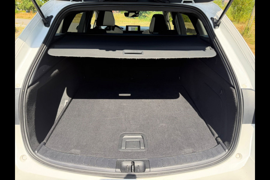 Toyota Corolla Touring Sports 2.0 Hybrid Style | Panoramadak | Camera | Navigatie | Lichtmetalen-Velgen | Trekhaak | LED