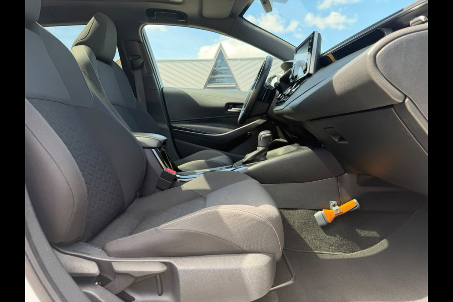 Toyota Corolla Touring Sports 2.0 Hybrid Style | Panoramadak | Camera | Navigatie | Lichtmetalen-Velgen | Trekhaak | LED