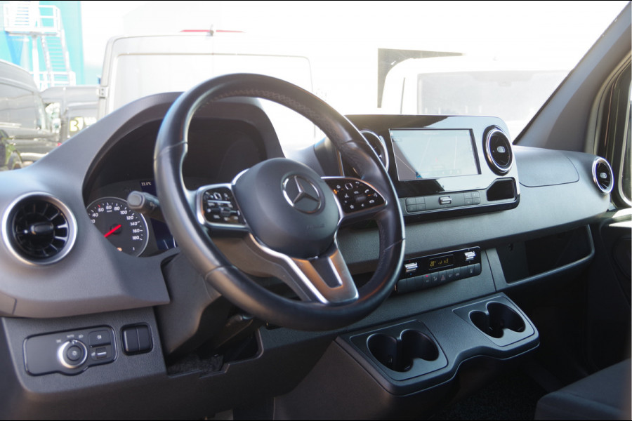 Mercedes-Benz Sprinter 319 3.0 CDI V6 L2H2 3-ZITS, AUT. LED, 3.5T TREKHAAK, MBUX 10'', STANDKACHEL, ZONNEKLEP, VOORSPOILER, KUNSTSTOFDELEN IN KLEUR, CA