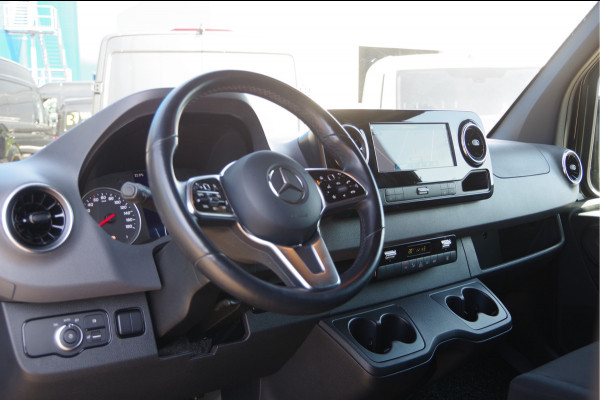 Mercedes-Benz Sprinter 319 3.0 CDI V6 L2H2 3-ZITS, AUT. LED, 3.5T TREKHAAK, MBUX 10'', STANDKACHEL, ZONNEKLEP, VOORSPOILER, KUNSTSTOFDELEN IN KLEUR, CA