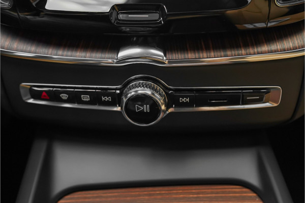 Volvo XC60 2.0 T8 Plug-in hybrid AWD Plus Dark Pano ACC Trekhaak 22"