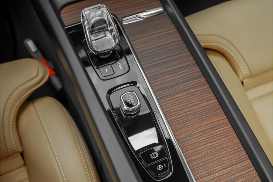 Volvo XC60 2.0 T8 Plug-in hybrid AWD Plus Dark Pano ACC Trekhaak 22"