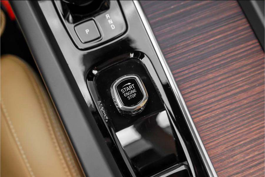 Volvo XC60 2.0 T8 Plug-in hybrid AWD Plus Dark Pano ACC Trekhaak 22"