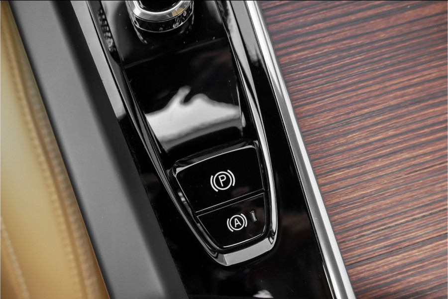 Volvo XC60 2.0 T8 Plug-in hybrid AWD Plus Dark Pano ACC Trekhaak 22"