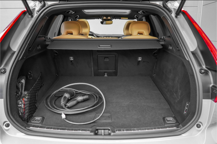 Volvo XC60 2.0 T8 Plug-in hybrid AWD Plus Dark Pano ACC Trekhaak 22"