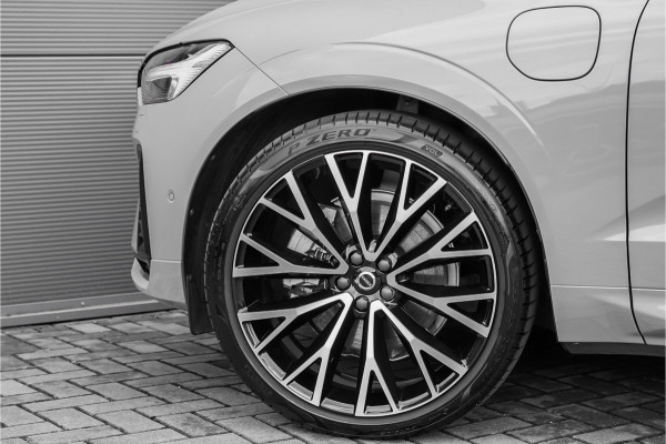 Volvo XC60 2.0 T8 Plug-in hybrid AWD Plus Dark Pano ACC Trekhaak 22"