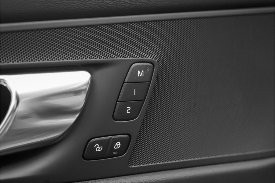 Volvo XC60 2.0 T8 Plug-in hybrid AWD Plus Dark Pano ACC Trekhaak 22"
