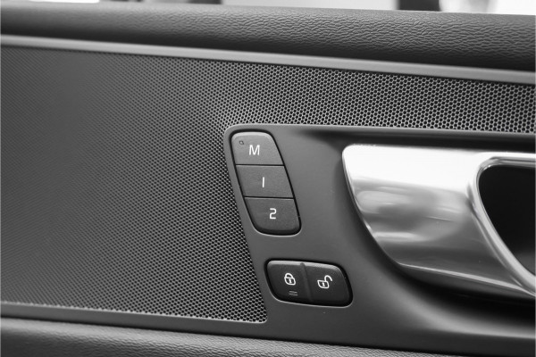 Volvo XC60 2.0 T8 Plug-in hybrid AWD Plus Dark Pano ACC Trekhaak 22"