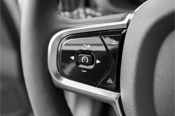 Volvo XC60 2.0 T8 Plug-in hybrid AWD Plus Dark Pano ACC Trekhaak 22"