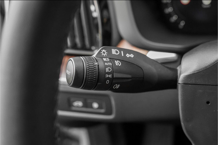 Volvo XC60 2.0 T8 Plug-in hybrid AWD Plus Dark Pano ACC Trekhaak 22"