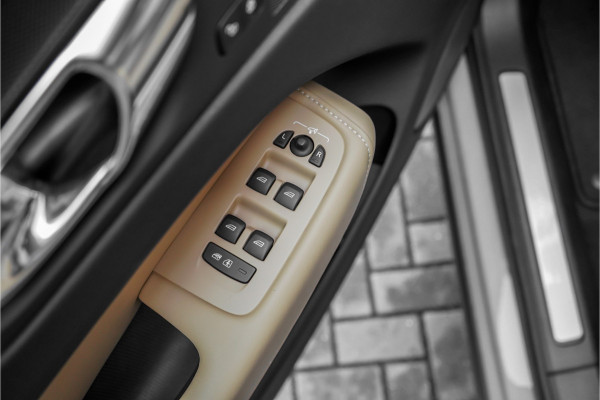Volvo XC60 2.0 T8 Plug-in hybrid AWD Plus Dark Pano ACC Trekhaak 22"