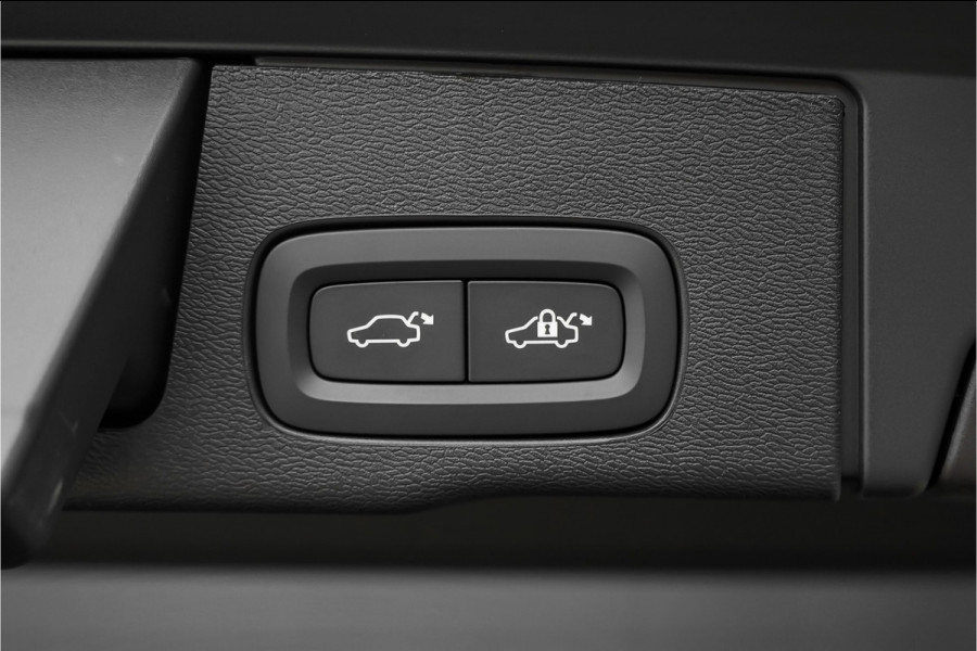 Volvo XC60 2.0 T8 Plug-in hybrid AWD Plus Dark Pano ACC Trekhaak 22"