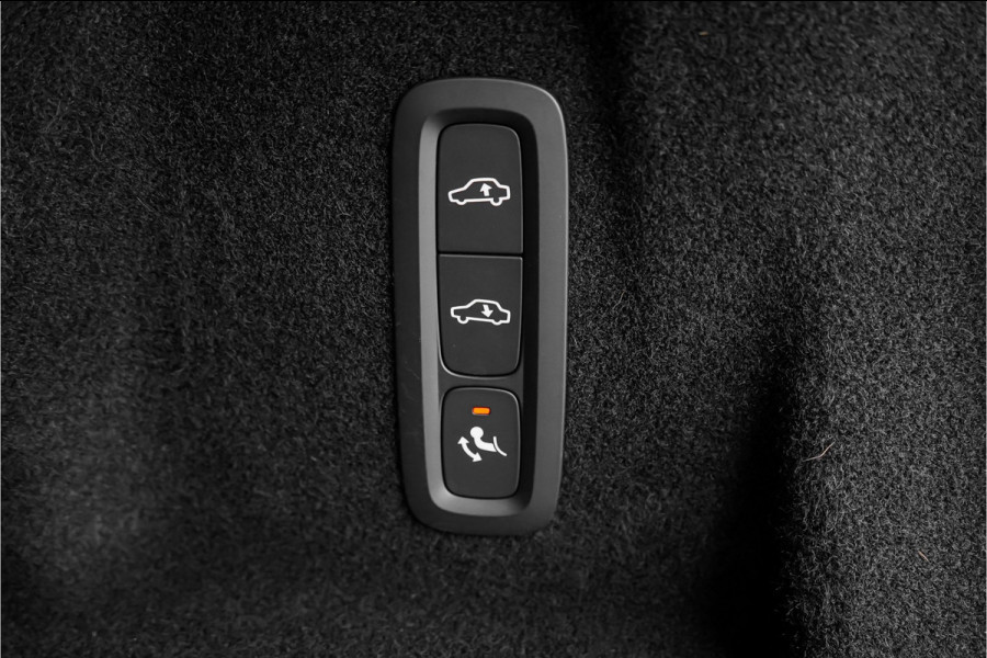 Volvo XC60 2.0 T8 Plug-in hybrid AWD Plus Dark Pano ACC Trekhaak 22"