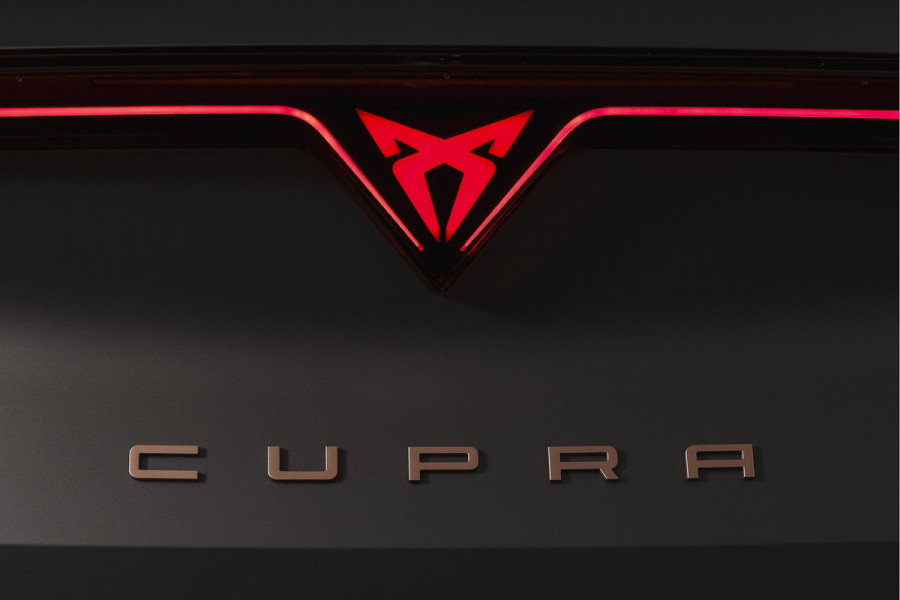 CUPRA Formentor 1.5 TSI e-Hybrid 272 PK VZ Extreme | Maxton Design | Bronze Matt | S/K-Panodak | Sennheiser | Elek. stoelen | Matrix LED | Adapt. Cruise | Stoel-+stuurverw. | Camera | NAV+App. Connect | Elek. Klep | LM 19" | 5253