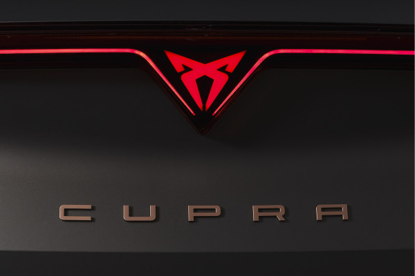 CUPRA Formentor 1.5 TSI e-Hybrid 272 PK VZ Extreme | Maxton Design | Bronze Matt | S/K-Panodak | Sennheiser | Elek. stoelen | Matrix LED | Adapt. Cruise | Stoel-+stuurverw. | Camera | NAV+App. Connect | Elek. Klep | LM 19" | 5253